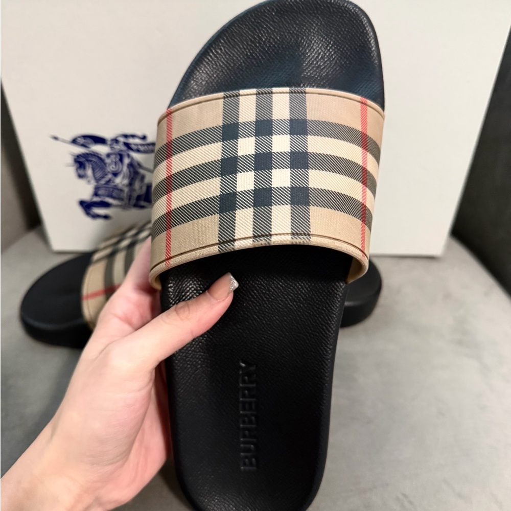Burberry slides - image 4